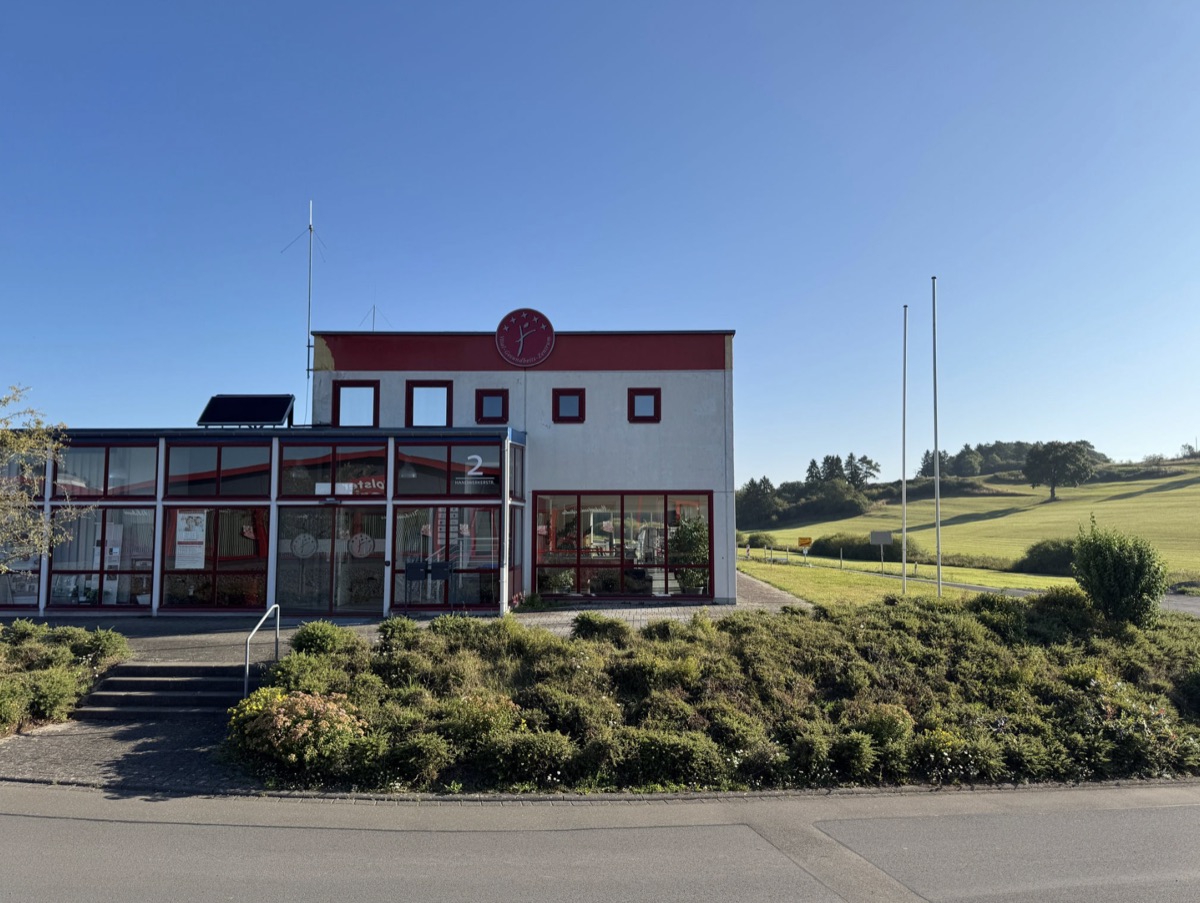 Außenansicht des Gesundheitszentrums Vitalzone Hillesheim, Handwerkerstraße 2, mit Blick in die Eifel-Landschaft
