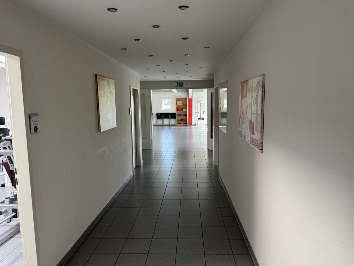Heller Flur mit Zugang zu den Trainings- und Reha-Sport-Räumen in der Vitalzone Hillesheim